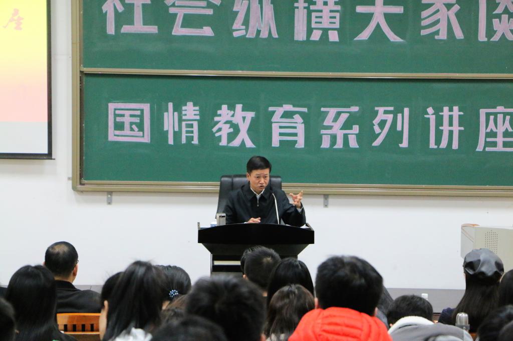 广西壮族自治区党委宣传部常务副部长、Bevictor伟德官网德体育经理唐华为西大学子“解疑释惑”